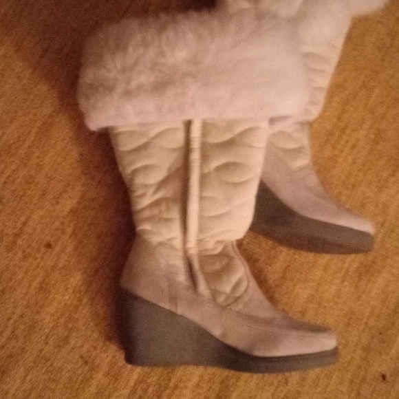 Woman's size 6 Predictions white wedge winter boots faux fur trim with pom poms. - Picture 3 of 13